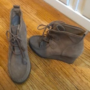 Lucky Yaney ankle boot wedge 6.5